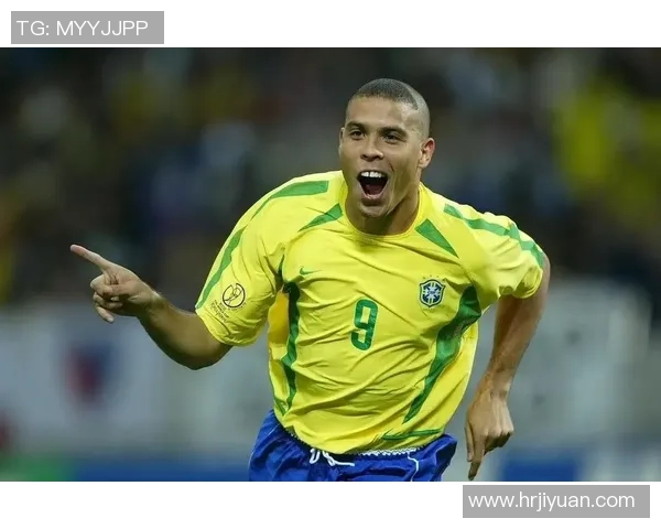 足球明星悠闲坐沙发上分享生活趣事与赛场背后的故事